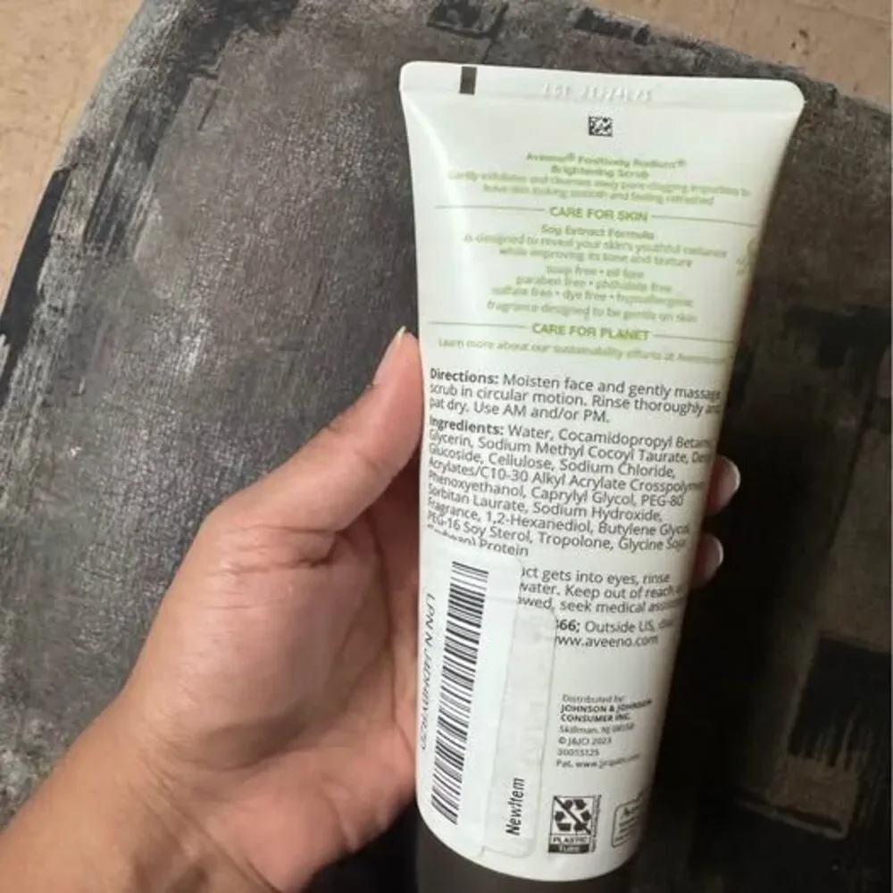 Aveeno Positively Radiant Brightening Scrub